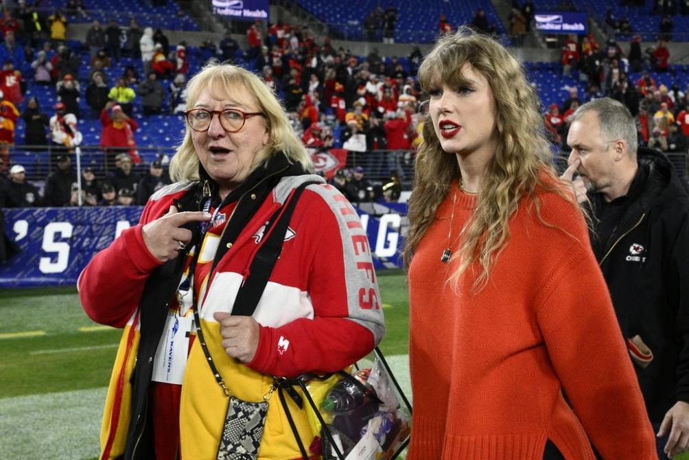 Taylor Swift y Donna Kelce tras la victoria ante Ravens