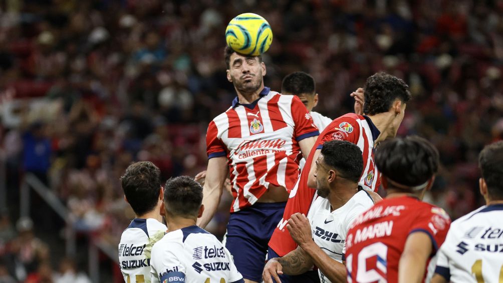 Pollo Briseño en la jugada del segundo gol de CHivas
