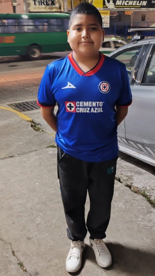 José Armando con una playera de Cruz Azul