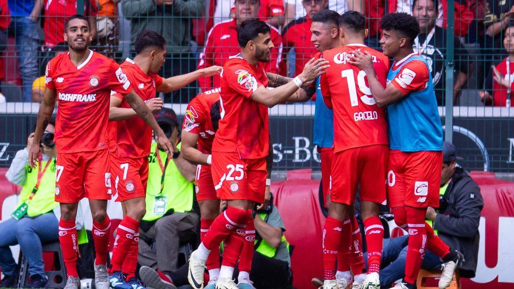 Toluca celebra el gol de Alexis Vega