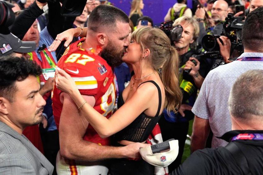 Kelce y Taylor en celebración del Super Bowl
