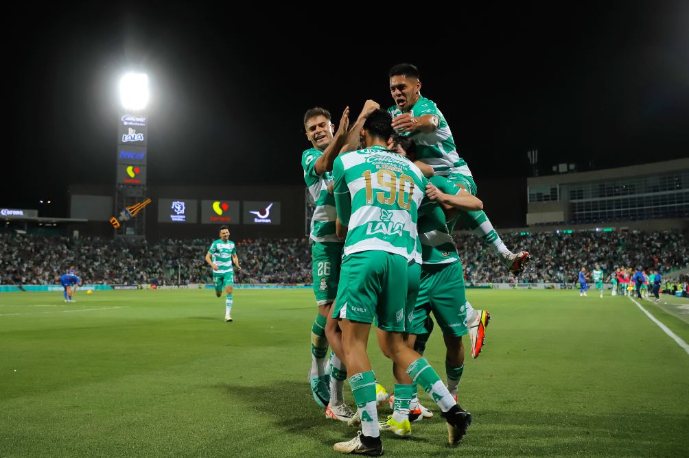 Jugadores de Santos Laguna en celebración de gol 