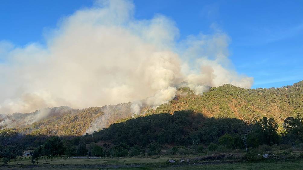Este domingo en Valle de Bravo también inició un incendio por quema de basura. 