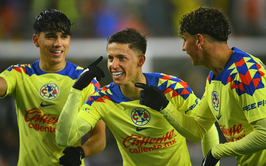 Brian Rodríguez festeja gol ante Revolution con Kevin e Igor