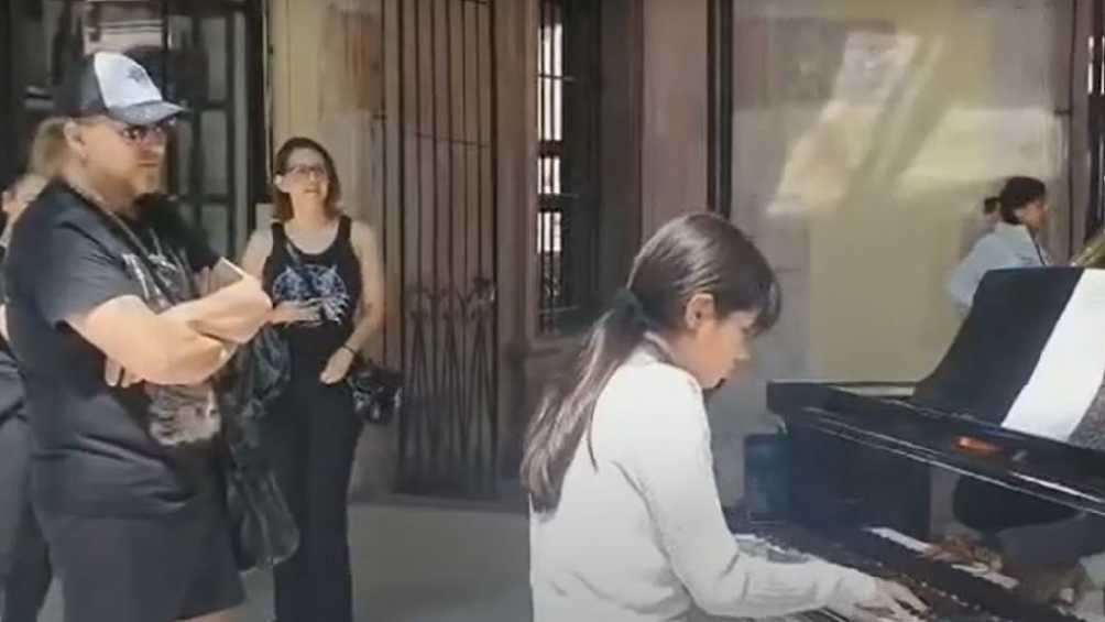 El cantante primero observó a la niña de sólo 11 años tocando el piano. 