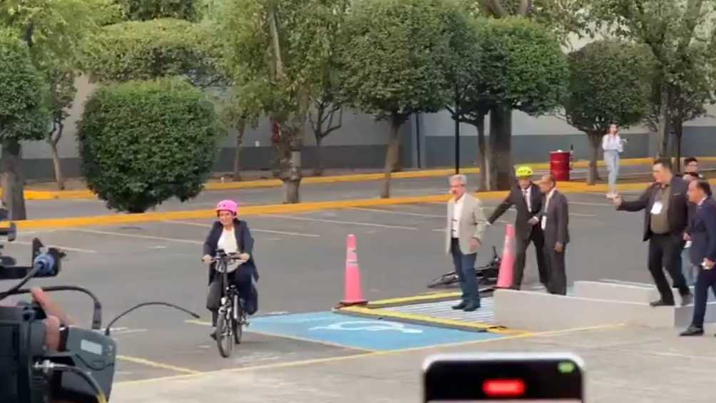 Xóchitl Gálvez llegó en su bicicleta eléctrica con todo y casco rosa. 