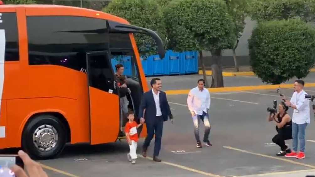 Jorge Álvarez Máynez llegó en un autobús color fosfo fosfo. 