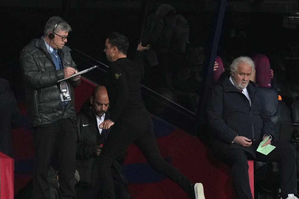 Xavi tras su expulsión ante PSG