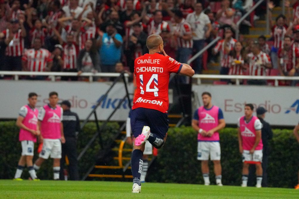 Chicharito en celebración de gol con Chivas