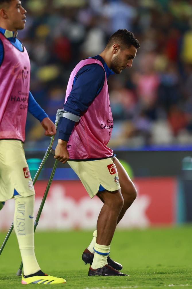 Cáceres requirió muletas tras su lesión ante Tuzos