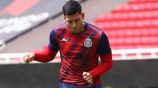 El defensa en calentamiento con Chivas 