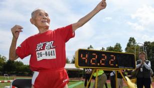 Hidekichi Miyazaki celebra su nuevo récord mundial