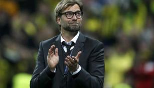 Klopp aplaude al público en un partido del Dortmund