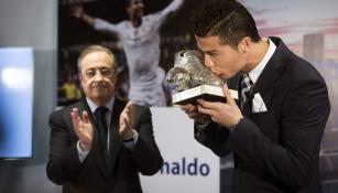 Cristiano besa el galardón que le entregó el Madrid