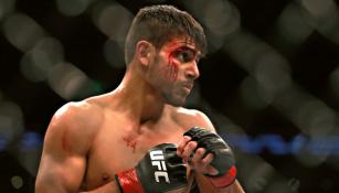 Yair 'Pantera' Rodríguez sangrando de la ceja, en una pelea de la UFC