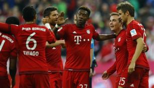 Jugadores del Bayern festejan uno de sus goles contra el Dortmund