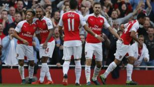 Jugadores del Arsenal festejan un gol contra el Manchester United 