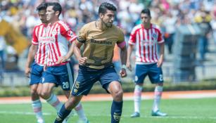 Lalo Herrera controla el balón en juego contra Chivas