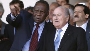 Issa Hayatou, junto al presidente de la FIFA, Joseph Blatter