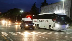 Autobús de la selección serbia es escoltado por policía albanesa en Tirana