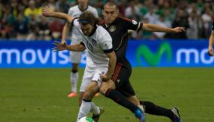 Torres Nilo y Zusi disputan un balón