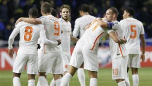 Jugadores de Holanda festejan un gol contra Kazajistán