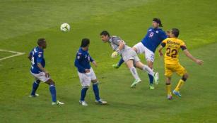 Moisés Muñoz remata en la Final contra Cruz Azul