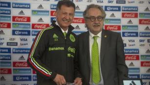 Osorio posa junto a Decio de María en su presentación oficial