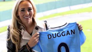 Duggan luce el jersey del Manchester City