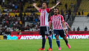 Marco Fabián festeja el gol que anotó al Atlas