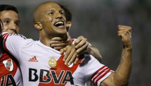 Carlos Sánchez festeja un gol con River Plate