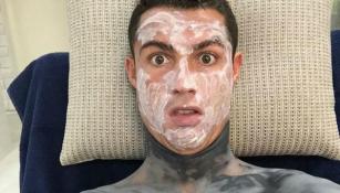 Cristiano Ronaldo posa con su mascarilla