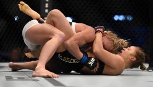 Rousey intenta golpear a Holm 