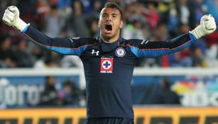 Guillermo Allison festeja un gol de Cruz Azul