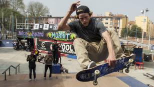 Wes Kremer  se sujeta de su tabla durante el evento de DC