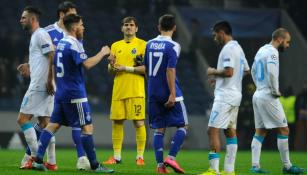 Layún y Tecatito lamentando la derrrota del Porto