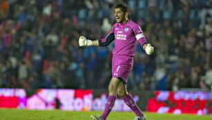 Jesús Corona festeja un gol en juego de Cruz Azul 