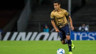 Luis Fuentes controlando el balón en un partido con Pumas