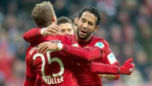 Müller festeja su gol con Medhi Benatia