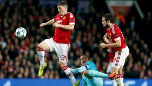 Schweinsteiger y Blind en el duelo del Manchester United