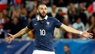 Karim Benzema en un duelo con la selección de Francia