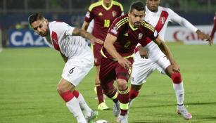 Tomás Rincón conduce en juego de Copa América contra Perú