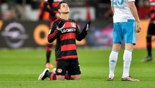 Chicharito reza previo a inicio de un encuentro en Bundesliga