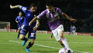 David Andrade conduce el balón en juego contra Puebla