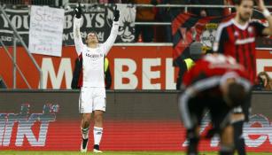 Chicharito festeja un gol con el Bayer Leverkusen