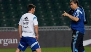 Martino dando indicaciones a Messi con Argentina