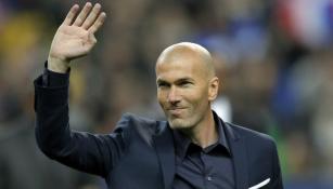Zidane saluda a la tribuna 