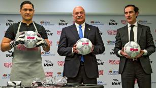 Muñoz, Bonilla y Gámez presentan el balón del C2016
