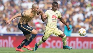 Verón y Quintero disputan el balón durante la Semifinal