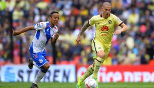 Darío Benedetto conduce el balón en juego contra Puebla